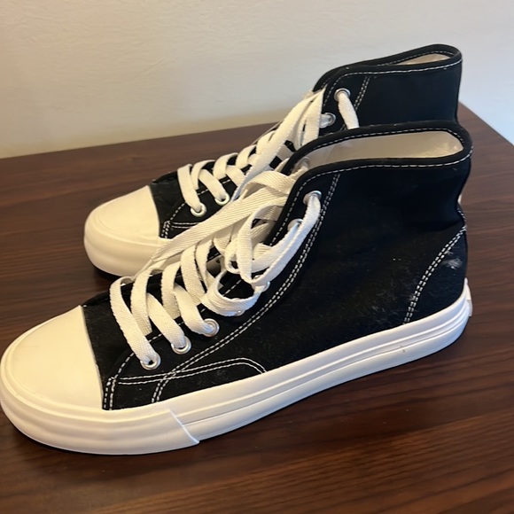 H&M converse style shoes 7.5 mens never worn , tag still on - Picture 3 of 3